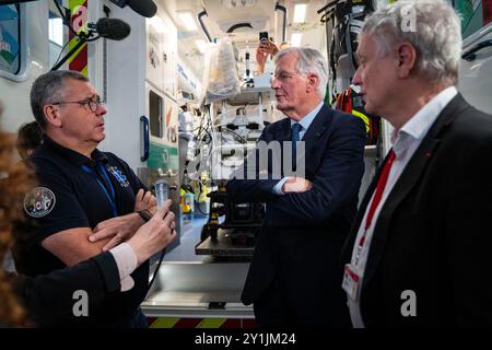 Paris, France. 07 septembre 2024. Le nouveau premier ministre français Michel Barnier s'entretient avec le chef de SAMU 75 et des membres de SAMU de Paris lors de sa visite au siège de SAMU de Paris à l'hôpital Necker à Paris, pour sa première visite officielle depuis son entrée en fonction, en France, le 7 septembre 2024. Photo de Gabrielle Cezard/Pool/AABACAPRESS. COM Credit : Abaca Press/Alamy Live News Banque D'Images