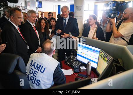 Paris, France. 07 septembre 2024. Le nouveau premier ministre français Michel Barnier s'entretient avec le chef de SAMU 75 et des membres de SAMU de Paris lors de sa visite au siège de SAMU de Paris à l'hôpital Necker à Paris, pour sa première visite officielle depuis son entrée en fonction, en France, le 7 septembre 2024. Photo de Gabrielle Cezard/Pool/AABACAPRESS. COM Credit : Abaca Press/Alamy Live News Banque D'Images