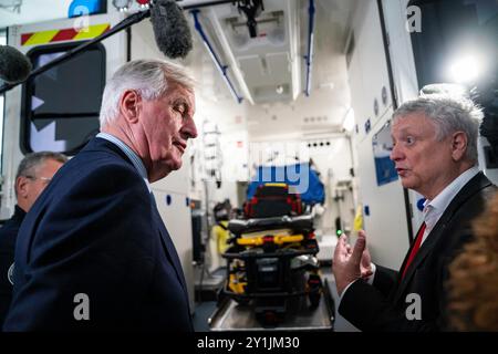 Paris, France. 07 septembre 2024. Le nouveau premier ministre français Michel Barnier s'entretient avec le chef de SAMU 75 et des membres de SAMU de Paris lors de sa visite au siège de SAMU de Paris à l'hôpital Necker à Paris, pour sa première visite officielle depuis son entrée en fonction, en France, le 7 septembre 2024. Photo de Gabrielle Cezard/Pool/AABACAPRESS. COM Credit : Abaca Press/Alamy Live News Banque D'Images