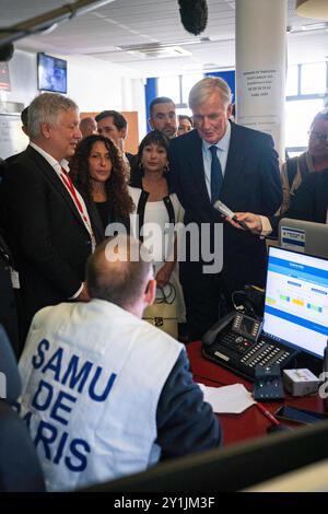 Paris, France. 07 septembre 2024. Le nouveau premier ministre français Michel Barnier s'entretient avec le chef de SAMU 75 et des membres de SAMU de Paris lors de sa visite au siège de SAMU de Paris à l'hôpital Necker à Paris, pour sa première visite officielle depuis son entrée en fonction, en France, le 7 septembre 2024. Photo de Gabrielle Cezard/Pool/AABACAPRESS. COM Credit : Abaca Press/Alamy Live News Banque D'Images