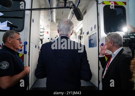 Paris, France. 07 septembre 2024. Le nouveau premier ministre français Michel Barnier s'entretient avec le chef de SAMU 75 et des membres de SAMU de Paris lors de sa visite au siège de SAMU de Paris à l'hôpital Necker à Paris, pour sa première visite officielle depuis son entrée en fonction, en France, le 7 septembre 2024. Photo de Gabrielle Cezard/Pool/AABACAPRESS. COM Credit : Abaca Press/Alamy Live News Banque D'Images