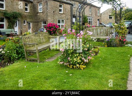 Gunnerside, Swaledale, North Yorkshire. Gunnerside est un joli village au cœur de Swaledale. Un jardin communautaire se trouve au milieu de la ville Banque D'Images