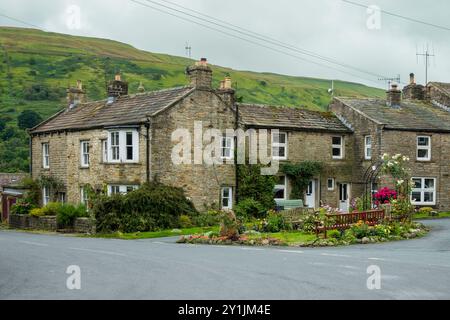 Gunnerside, Swaledale, North Yorkshire. Gunnerside est un joli village au cœur de Swaledale. Un jardin communautaire se trouve au milieu de la ville Banque D'Images