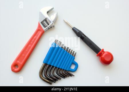 Jeu de tournevis, clé et clé hexagonale en l isolé sur fond blanc. Atelier de charpentier, outils matériels pour le travail technique de l'industrie. Mécanicien aussi Banque D'Images