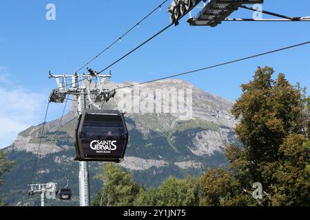 Télécabines et pylônes. Ascenseur le Valléen. Aiguilles de Warens. Saint-Gervais-les-bains. Haute-Savoie. Auvergne-Rhône-Alpes. France. Europe. Banque D'Images