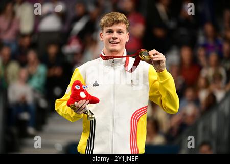 Paris, France. 07 septembre 2024. Le belge Laurens Devos célèbre avec sa médaille d'or lors de la cérémonie du podium de la compétition de tennis de table en simple TT9 masculin, le jour 11 des Jeux paralympiques d'été 2024 à Paris, France, le samedi 07 septembre 2024. Les 17èmes Jeux Paralympiques se déroulent du 28 août au 8 septembre 2024 à Paris. BELGA PHOTO LAURIE DIEFFEMBACQ crédit : Belga News Agency/Alamy Live News Banque D'Images