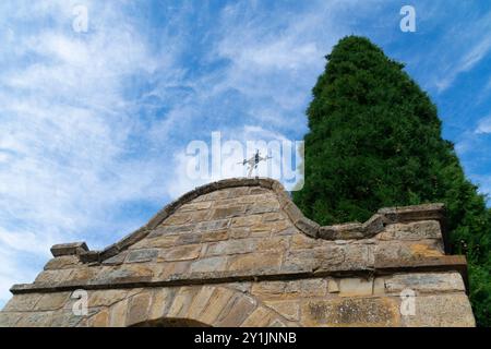 Portail d'entrée du cimetière du Salàs de Pallars. Banque D'Images