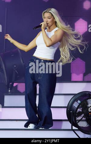 Berlin, Allemagne. 07 septembre 2024. La chanteuse Shirin David se produit sur scène au Lollapalooza Festival Berlin. Le festival américain a été fondé en 1991 par Perry Farrell, chanteur du groupe Jane's Addiction, et a célébré sa première européenne au Tempelhofer Feld à Berlin en 2015. Depuis 2018, il se tient sur le terrain olympique. Crédit : Joerg Carstensen/dpa/Alamy Live News Banque D'Images