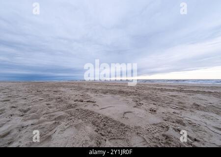 photo panoramique, plage sans fin à la mer du nord hollandaise Banque D'Images