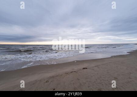 photo panoramique, plage sans fin à la mer du nord hollandaise Banque D'Images