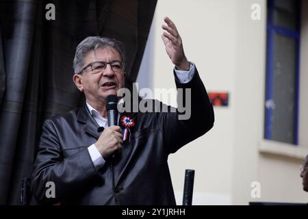 Paris, France. 7 septembre 2024. Jean Luc Melenchon intervient lors de la manifestation contre le président Emmanuel Macron après la nomination de Michel Barnier au poste de premier ministre le 7 septembre 2024 à Paris, en France. Crédit : Bernard Menigault/Alamy Live News Banque D'Images