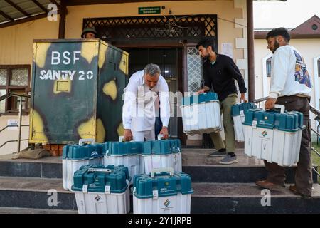 Les responsables du scrutin transportent des machines VVPAT (Voter Verifiable Paper audit Trail) qui doivent être conservées dans une salle protégée d'un centre de distribution avant les prochaines élections de l'Assemblée législative dans la banlieue de Srinagar. Les élections à l'Assemblée législative du Jammu-et-Cachemire ont lieu après un intervalle de 10 ans en trois phases, le 18 septembre, le 25 septembre et le 1er octobre, les résultats devant être déclarés le 8 octobre. Jammu-et-Cachemire est sans gouvernement élu depuis le 19 juin 2018, date à laquelle le Parti Bharatiya Janata (BJP) a retiré son alliance avec le Parti démocratique populaire (PDP) Banque D'Images