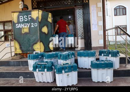 Les responsables du scrutin transportent des machines VVPAT (Voter Verifiable Paper audit Trail) qui doivent être conservées dans une salle protégée d'un centre de distribution avant les prochaines élections de l'Assemblée législative dans la banlieue de Srinagar. Les élections à l'Assemblée législative du Jammu-et-Cachemire ont lieu après un intervalle de 10 ans en trois phases, le 18 septembre, le 25 septembre et le 1er octobre, les résultats devant être déclarés le 8 octobre. Jammu-et-Cachemire est sans gouvernement élu depuis le 19 juin 2018, date à laquelle le Parti Bharatiya Janata (BJP) a retiré son alliance avec le Parti démocratique populaire (PDP) Banque D'Images