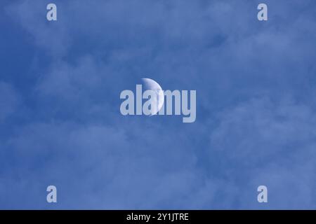 demi-lune en fin d'après-midi ciel bleu nuageux Banque D'Images