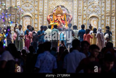 Guwahati, Assam, Inde le samedi 7 septembre 2024. Les dévots offrent des prières dans un temple de Ganesh à l’occasion du festival Ganesh Chaturthi, à Guwahati, Assam, Inde, le samedi 7 septembre 2024. Ganesh Chaturthi est un festival hindou populaire célébrant la naissance du Seigneur Ganesha, la divinité à tête d'éléphant. Crédit : David Talukdar/Alamy Live News Banque D'Images