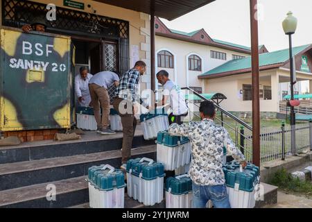 Srinagar, Jammu-et-Cachemire, Inde. 7 septembre 2024. Les responsables du scrutin transportent des machines VVPAT (Voter Verifiable Paper audit Trail) qui doivent être conservées dans une salle protégée d'un centre de distribution avant les prochaines élections de l'Assemblée législative dans la banlieue de Srinagar. Les élections à l'Assemblée législative du Jammu-et-Cachemire ont lieu après un intervalle de 10 ans en trois phases, le 18 septembre, le 25 septembre et le 1er octobre, les résultats devant être déclarés le 8 octobre. Jammu-et-Cachemire est sans gouvernement élu depuis le 19 juin 2018, date à laquelle le Parti Bharatiya Janata (BJP) s’est retiré Banque D'Images