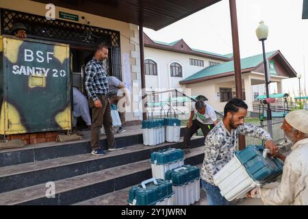 Srinagar, Jammu-et-Cachemire, Inde. 7 septembre 2024. Les responsables du scrutin transportent des machines VVPAT (Voter Verifiable Paper audit Trail) qui doivent être conservées dans une salle protégée d'un centre de distribution avant les prochaines élections de l'Assemblée législative dans la banlieue de Srinagar. Les élections à l'Assemblée législative du Jammu-et-Cachemire ont lieu après un intervalle de 10 ans en trois phases, le 18 septembre, le 25 septembre et le 1er octobre, les résultats devant être déclarés le 8 octobre. Jammu-et-Cachemire est sans gouvernement élu depuis le 19 juin 2018, date à laquelle le Parti Bharatiya Janata (BJP) s’est retiré Banque D'Images