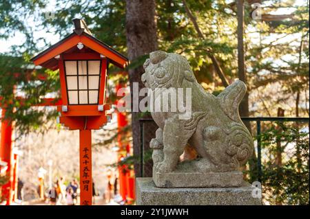 Shimoyoshida, Japon - 27 décembre 2019. Gros plan d'une lanterne à la célèbre pagode Chureito au Japon. Banque D'Images