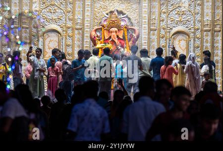 7 septembre 2024 : les dévots offrent des prières dans un temple de Ganesh à l'occasion du festival Ganesh Chaturthi, à Guwahati, Assam, Inde, le samedi 7 septembre 2024. Ganesh Chaturthi est un festival hindou populaire célébrant la naissance du Seigneur Ganesha, la divinité à tête d'éléphant. (Crédit image : © David Talukdar/ZUMA Press Wire) USAGE ÉDITORIAL SEULEMENT! Non destiné à UN USAGE commercial ! Banque D'Images