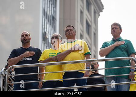 Sao Paulo, Brésil. 07 septembre 2024. L'ancien président brésilien Jair Bolsonaro (2ème à partir de la droite) lors d'un rassemblement le jour de l'indépendance. L'ancien président Bolsonaro a appelé ses partisans à assister à un rassemblement. L’ancien chef de l’Etat va s’élever contre le blocage de la plateforme en ligne X dans le pays. Crédit : Allison Sales/dpa/Alamy Live News Banque D'Images