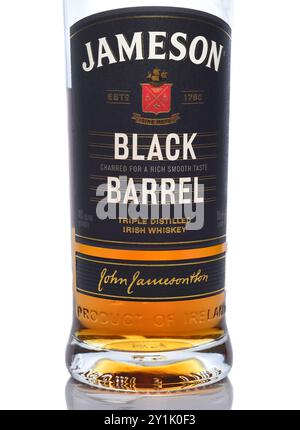 IRVINE, CALIFORNIE - 6 septembre 2024 : gros plan d'une bouteille de Jameson Black Barrel Triple Distillled Irish Whiskey. Banque D'Images