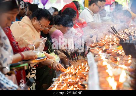 7 septembre 2024 : les dévots offrent des prières dans un temple de Ganesh à l'occasion du festival Ganesh Chaturthi, à Guwahati, Assam, Inde, le samedi 7 septembre 2024. Ganesh Chaturthi est un festival hindou populaire célébrant la naissance du Seigneur Ganesha, la divinité à tête d'éléphant. (Crédit image : © David Talukdar/ZUMA Press Wire) USAGE ÉDITORIAL SEULEMENT! Non destiné à UN USAGE commercial ! Banque D'Images