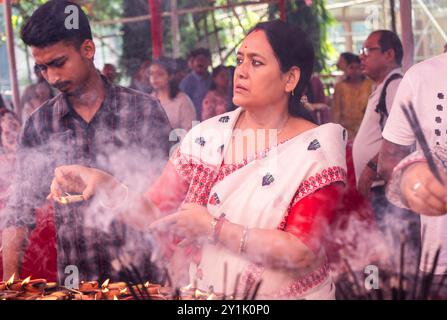 7 septembre 2024 : les dévots offrent des prières dans un temple de Ganesh à l'occasion du festival Ganesh Chaturthi, à Guwahati, Assam, Inde, le samedi 7 septembre 2024. Ganesh Chaturthi est un festival hindou populaire célébrant la naissance du Seigneur Ganesha, la divinité à tête d'éléphant. (Crédit image : © David Talukdar/ZUMA Press Wire) USAGE ÉDITORIAL SEULEMENT! Non destiné à UN USAGE commercial ! Banque D'Images