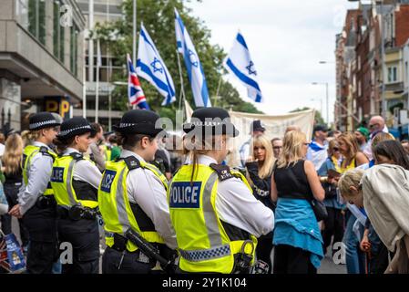 Forte présence policière au Nova Party devant l'ambassade d'Israël à Londres organisée par Stop the Hate Campaign, Londres, Angleterre, Royaume-Uni, 7 septembre Banque D'Images