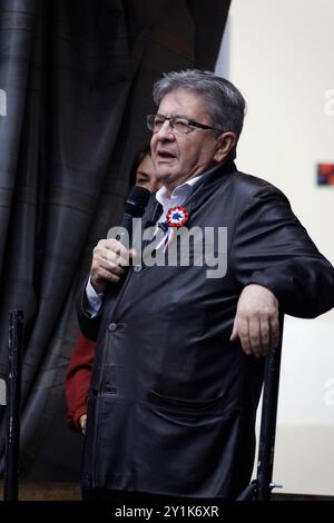 Paris, France. 7 septembre 2024. Jean Luc Melenchon intervient lors de la manifestation contre le président Emmanuel Macron après la nomination de Michel Barnier au poste de premier ministre le 7 septembre 2024 à Paris, en France. Crédit : Bernard Menigault/Alamy Live News Banque D'Images