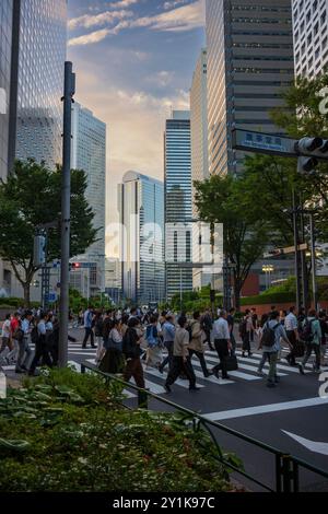 Tokyo, Japon, 14 juin 2024 : les communistes marchent pour travailler dans la ville de Shinagawa. Une semaine de travail plus courte a été proposée pour la première fois par le gouvernement japonais en 2021e. Banque D'Images