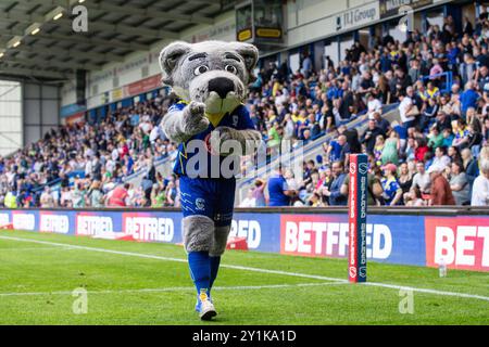 Warrington, Royaume-Uni. 07 septembre 2024. La mascotte Wolf des Warrington Wolves lors du match Betfred Super League Round 25 Warrington Wolves vs St Helens au stade Halliwell Jones, Warrington, Royaume-Uni, le 7 septembre 2024 (photo par Gareth Evans/News images) à Warrington, Royaume-Uni, le 7 septembre 2024. (Photo de Gareth Evans/News images/SIPA USA) crédit : SIPA USA/Alamy Live News Banque D'Images