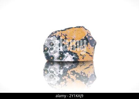 jaspe océanique poli. photographie isolée sur fond noir blanc. arrière-plan des détails de macro. gros plan cristal minéral semi-précieuse non poli. Banque D'Images