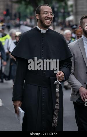 Londres, Royaume-Uni. 7 septembre 2024. Calvin Robinson se joint à la marche de protestation et au rassemblement anti-avortement « March for Life UK ». Principalement un événement catholique et organisé par divers groupes pro-vie, des centaines de pro-vie se rassemblent pour la marche annuelle pour la vie à Westminster. La marche de cette année est centrée sur le thème suivant : « L’avortement n’est pas la santé », car « la grossesse n’est pas une maladie et les enfants à naître ne sont pas jetables ». Basé sur les protestations d'extrême droite aux États-Unis contre l'avortement. Crédit : Guy Corbishley/Alamy Live Banque D'Images