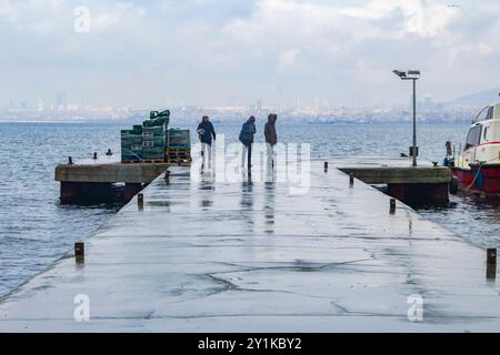 Jetée de la ville côtière avec des gens qui se promènent et des caisses empilées à ıstanbul, turquie Banque D'Images