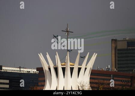 Présentation du Smoke Squadron (escadron de démonstration aérienne de l'armée de l'air brésilienne - FAB) lors du défilé civique-militaire du 7 septembre, en célébration de l'indépendance du Brésil, à l'Esplanada dos Ministérios, à Brasília, ce samedi, 09/07/2024 crédit : Brazil photo Press/Alamy Live News Banque D'Images