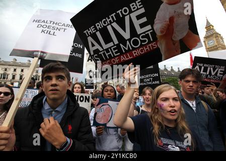 Londres, Angleterre, Royaume-Uni. 7 septembre 2024. Les partisans pro-vie se rassemblent sur la place du Parlement, brandissant des pancartes et chantant. Les partisans pro-vie se rassemblent et défilent à Westminster à Londres affirmant que l'avortement est un meurtre et ne devrait pas être décrit comme des soins de santé. Les contre-manifestants se sont également rassemblés pour exiger la liberté de choisir. (Crédit image : © Martin Pope/ZUMA Press Wire) USAGE ÉDITORIAL SEULEMENT! Non destiné à UN USAGE commercial ! Banque D'Images