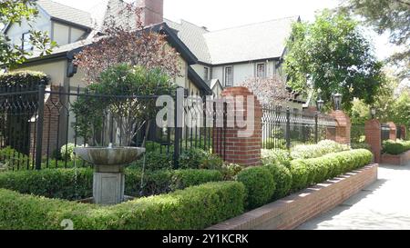 Toluca Lake, Californie, USA 6 septembre 2024 Lilley Hall House le 6 septembre 2024 au 10104 Moorpark Street à Toluca Lake, Californie, USA. Initialement propriété du compositeur Joseph J. Lilley qui a travaillé avec Bing Crosby et Bob Hope. Photo de Barry King/Alamy Stock photo Banque D'Images