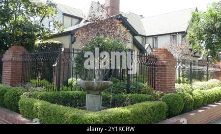 Toluca Lake, Californie, USA 6 septembre 2024 Lilley Hall House le 6 septembre 2024 au 10104 Moorpark Street à Toluca Lake, Californie, USA. Initialement propriété du compositeur Joseph J. Lilley qui a travaillé avec Bing Crosby et Bob Hope. Photo de Barry King/Alamy Stock photo Banque D'Images