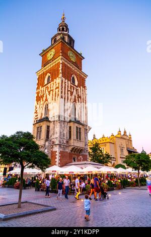 Tour de l'hôtel de ville de style gothique du XIVe siècle (Wieża Ratuszowa) sur la place principale (Rynek Glowny) de Cracovie, Pologne Banque D'Images