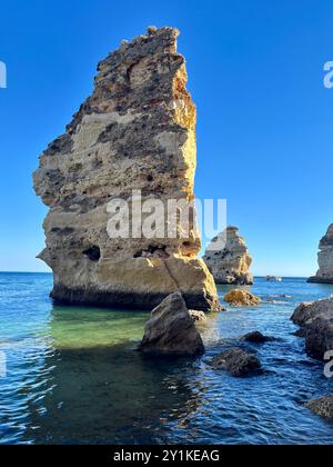 Formations rocheuses dentelées et falaises de forme étrange à Lagoa Beach, district de Faro, sud du Portugal. Banque D'Images