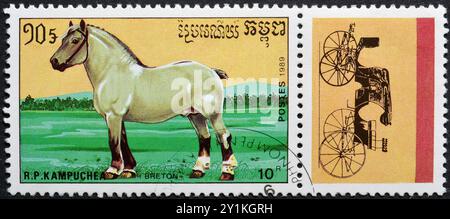Timbre-poste oblitéré imprimé par le Cambodge, qui montre le cheval breton (Equus ferus caballus), vers 1989. Banque D'Images