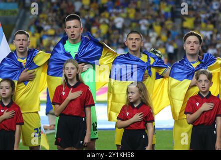 Prague, Tchéquie. 7 septembre 2024. Match de l'UEFA Nations League Ukraine - Albanie à l'Epet Arena de Prague. Les joueurs ukrainiens écoutent l'hymne national. Crédit : Oleksandr Prykhodko/Alamy Live News Banque D'Images