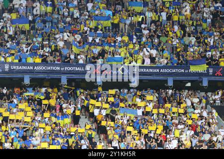 Prague, Tchéquie. 7 septembre 2024. Match de l'UEFA Nations League Ukraine - Albanie à l'Epet Arena de Prague. Tribunes de l'Epet Arena bondé de supporters ukrainiens. Crédit : Oleksandr Prykhodko/Alamy Live News Banque D'Images