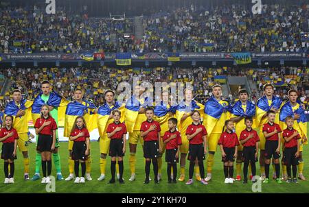 Prague, Tchéquie. 7 septembre 2024. Match de l'UEFA Nations League Ukraine - Albanie à l'Epet Arena de Prague. Les joueurs ukrainiens écoutent l'hymne national. Crédit : Oleksandr Prykhodko/Alamy Live News Banque D'Images