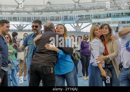 La Plata, Buenos Aires, Argentine ; 7 septembre 2024 : Mario Secco et Estela Diaz se font câlins lors de l'inauguration de l'Expo Igualdad Bonaerense. Banque D'Images