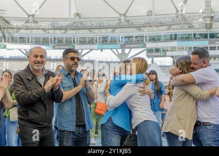 La Plata, Buenos Aires, Argentine ; 7 septembre 2024 : les fonctionnaires se serrent dans les bras lors de l'inauguration de l'Expo Igualdad Bonaerense. Banque D'Images