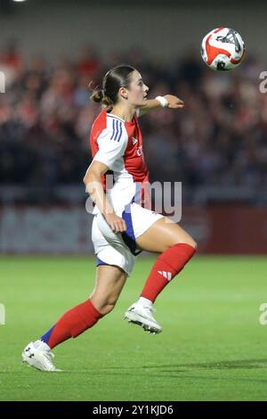 Borehamwood, Royaume-Uni. 7 septembre 2024. Emily Fox d'Arsenal avec les yeux sur le ballon après avoir contrôlé avec sa poitrine lors de la finale de la première manche de l'UEFA Women's Champions League entre Arsenal et Rosenborg BK Kvinner au stade Mangata Pay UK, Meadow Park. Crédit : Jay Patel/Alamy Live News Banque D'Images