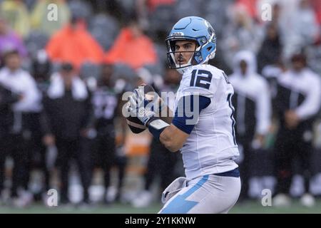 Ottawa, Canada. 07 septembre 2024. Chad Kelly (12 ans), quarterback des Argonauts de Toronto, regarde en bas de champ pour passer lors du match de la LCF entre les Argonauts de Toronto et les Redblacks d’Ottawa qui se tient au stade TD place à Ottawa, au Canada. Daniel Lea/CSM/Alamy Live News Banque D'Images