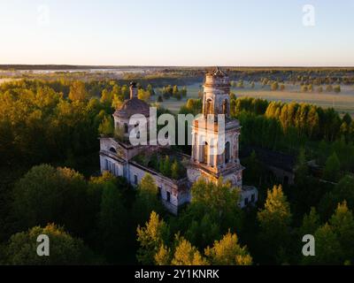 Vieilles ruines de l'église. Église de Noël abandonnée à Rozhdestvo, oblast de Tver, vue aérienne. Banque D'Images