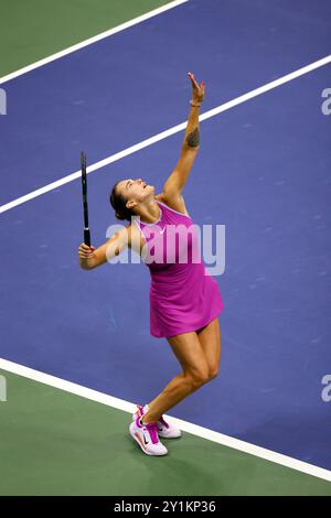 New York, New York. 07 septembre 2024. 07 septembre 2024, Flushing Meadows, US Open : Aryana Sabalenka servant à Jessica Pegula alors qu'elle est en route pour remporter son premier titre US Open et grand chelem. Crédit : Adam Stoltman/Alamy Live News Banque D'Images